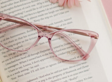 Pretty! Intip 4 Koleksi Frame Kacamata Pink HSF Buat Para Pink Lover